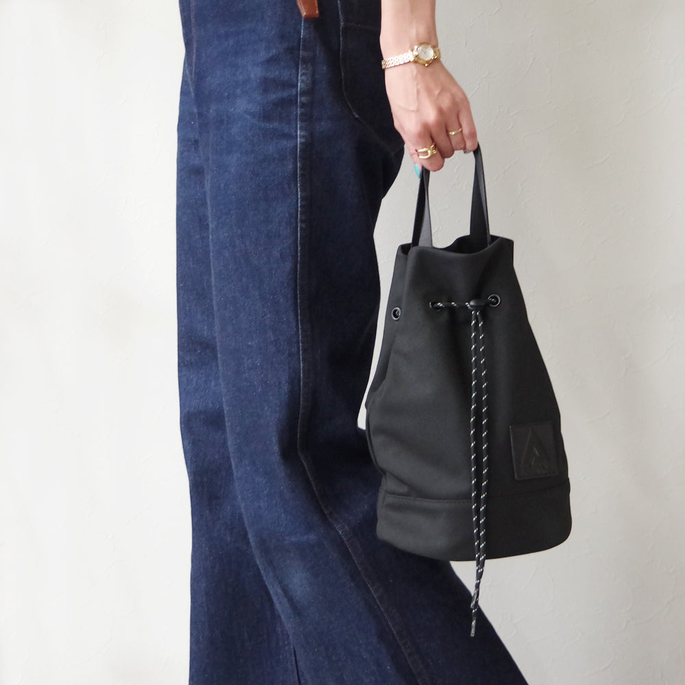DRAWSTRING SHOULDER BAG BLACK