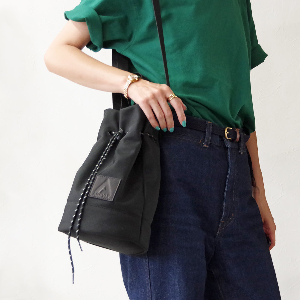 DRAWSTRING SHOULDER BAG BLACK