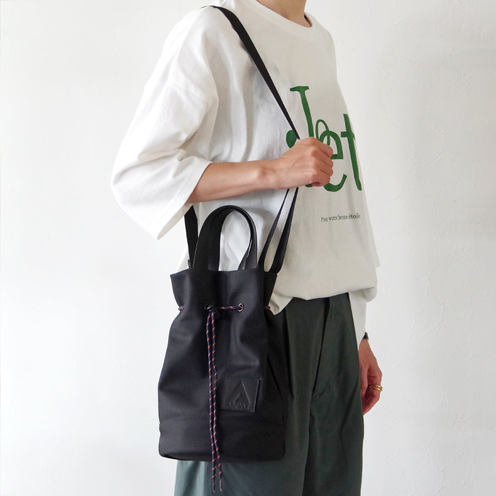 DRAWSTRING SHOULDER BAG BLACK