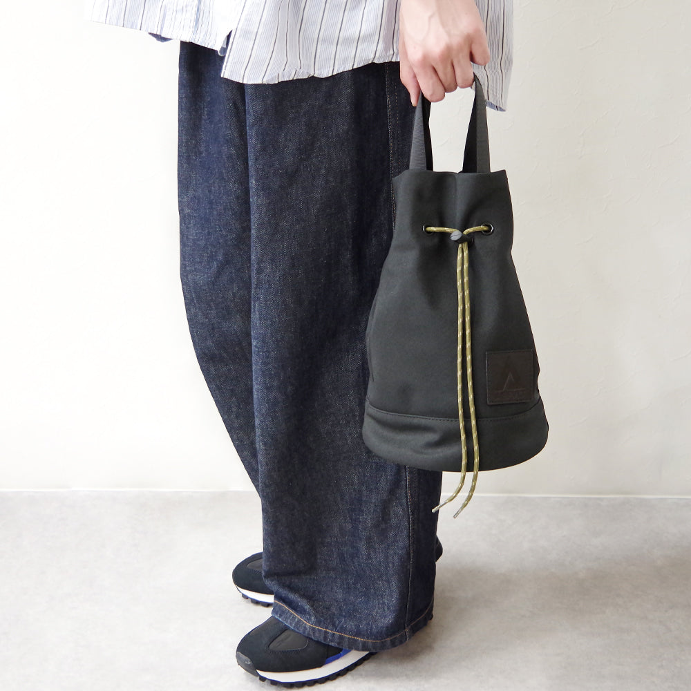 DRAWSTRING SHOULDER BAG BLACK