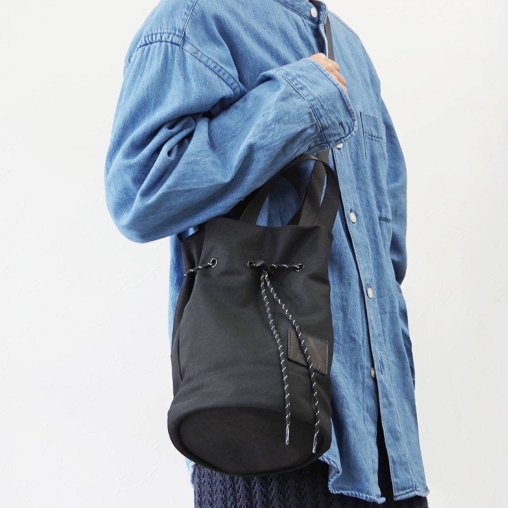 DRAWSTRING SHOULDER BAG BLACK