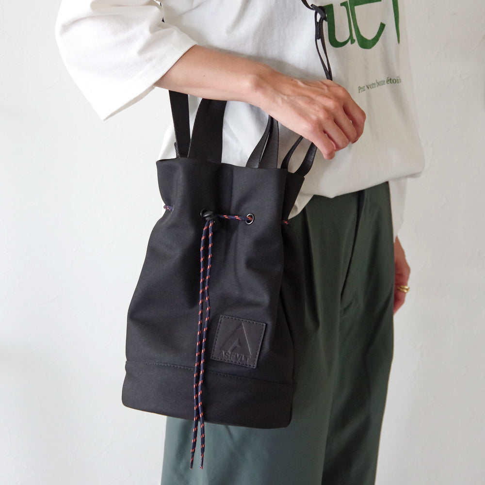 DRAWSTRING SHOULDER BAG BLACK