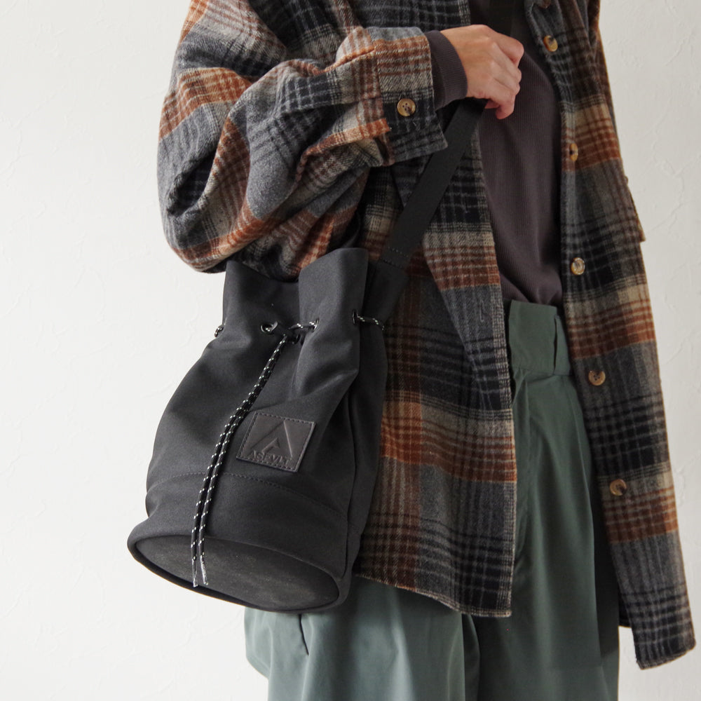 DRAWSTRING SHOULDER BAG BLACK