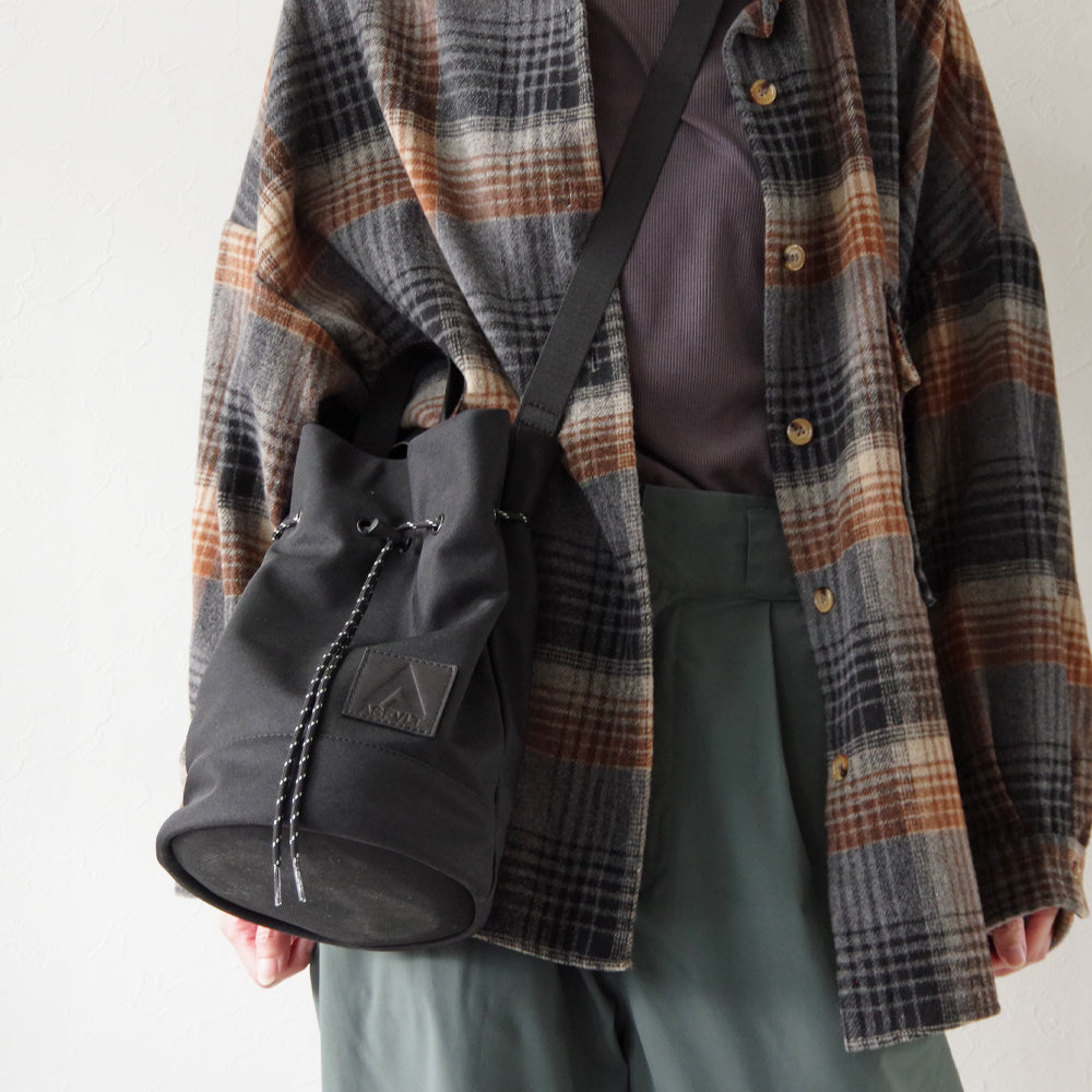 DRAWSTRING SHOULDER BAG BLACK