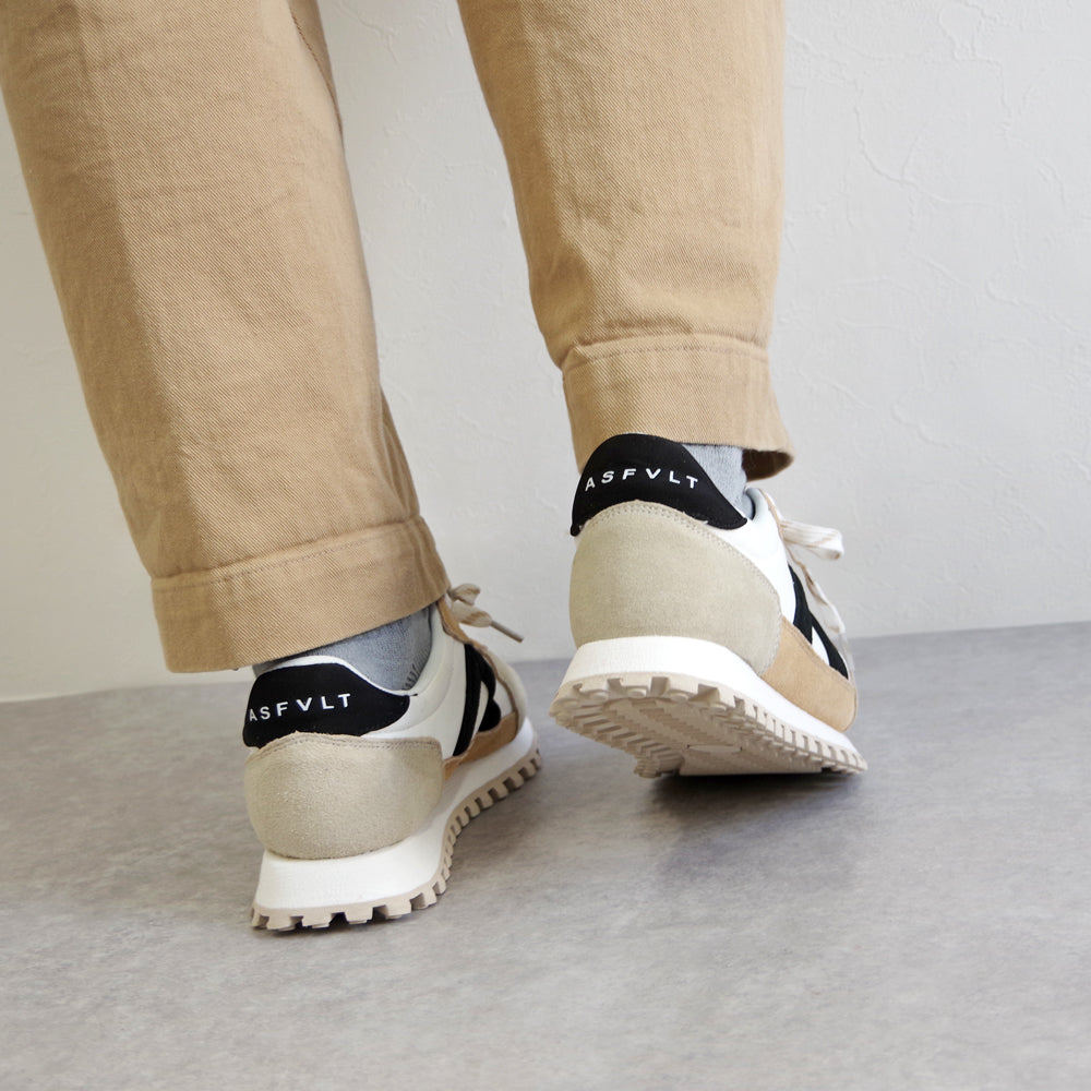 GATE WHITE TAN BLACK GREY