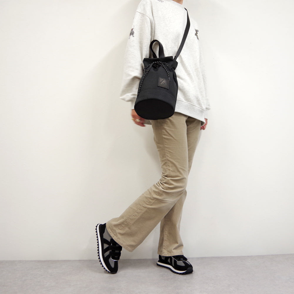 DRAWSTRING SHOULDER BAG BLACK