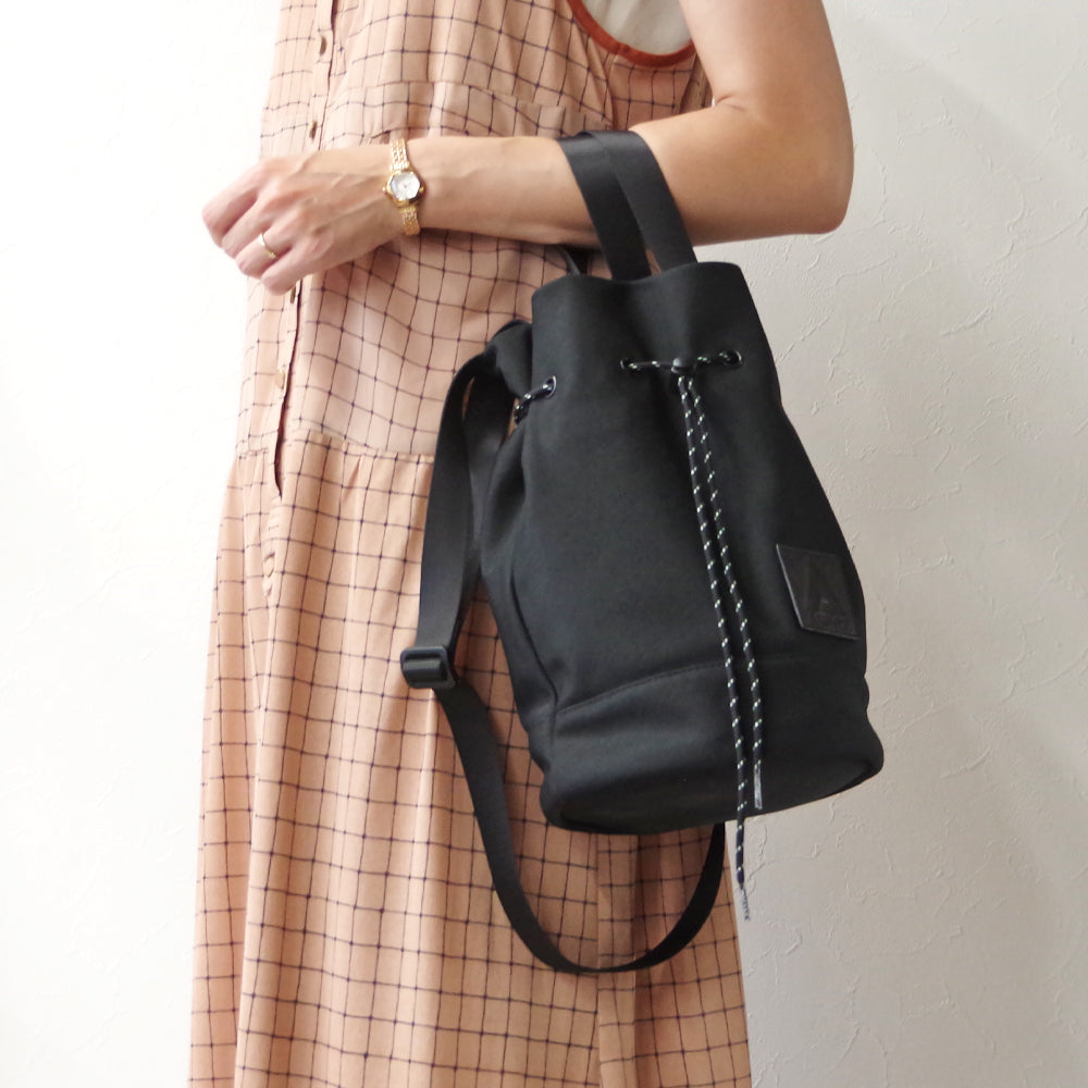 DRAWSTRING SHOULDER BAG BLACK