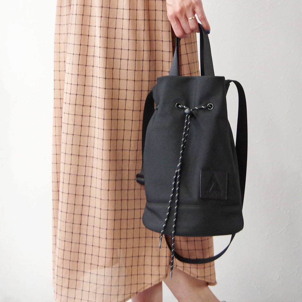 DRAWSTRING SHOULDER BAG BLACK